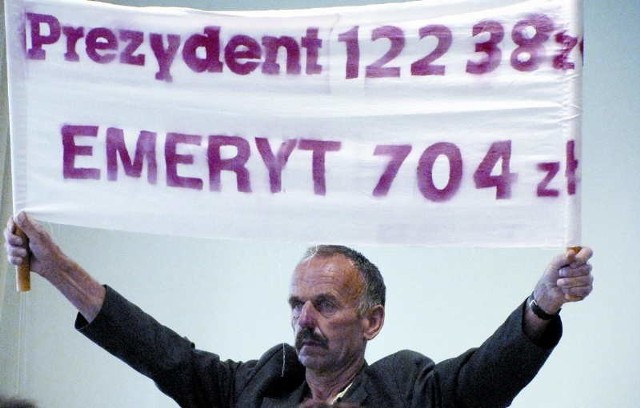 Andrzej Szwelicki to ten sam emeryt, który w zeszłym roku protestował w ratuszu przeciw podwyżce dla prezydenta Janusza Kotowskiego