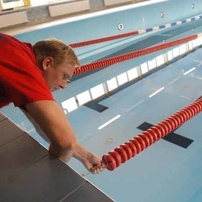 Choć w basenie nie ma wody, ratownik Krzysztof Turowski na brak zajęć nie narzeka, czas naprawy niecki wszyscy wykorzystują na generalne porządki