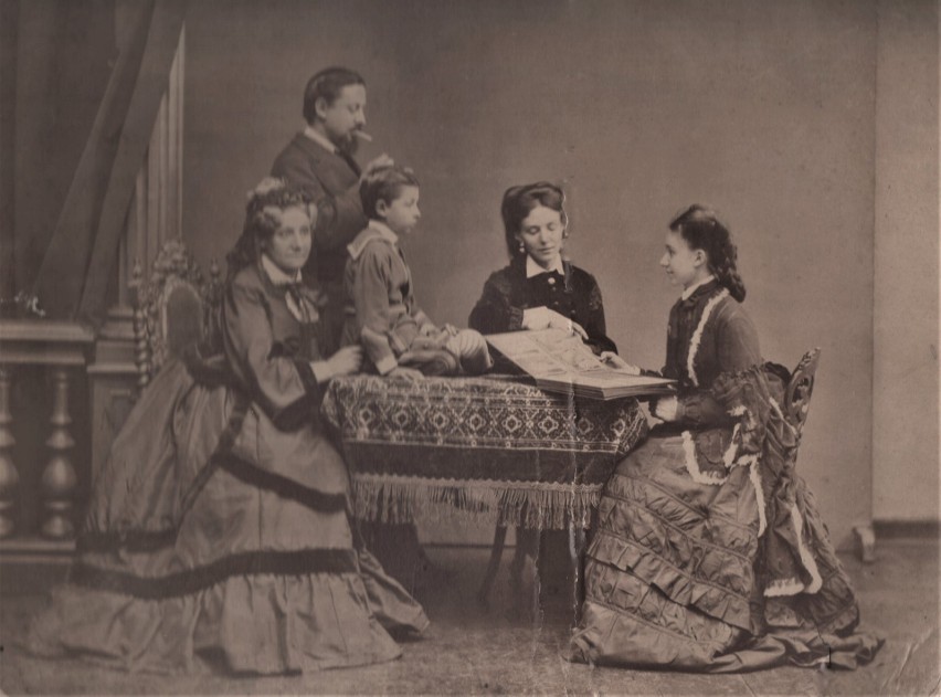 Fotografia została wykonana ok 1869 roku. Od prawej strony-...