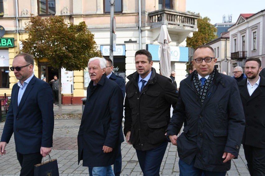 Rafał Trzaskowski - prezydent Warszawy, Adam Bodzioch i Łukasz Maderak - burmistrzowie Kazimierzy w Kielcach o wzajemnej pomocy 