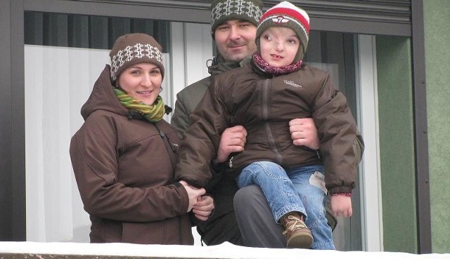 Rodzice Katarzyna i Rafał Bogdanowie cały czas myślą o 6-letnim synu Kacperku, o jego chorobie, o tym, czy będzie chodził i jak przyjmą go inne dzieci, kiedy pójdzie do szkoły.