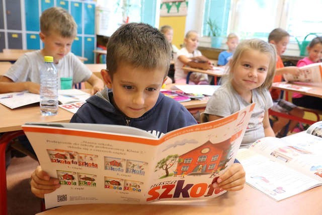 Dzieci z zespołu szkół nr 14 przy ulicy Hallera cieszą się z podręczników zakupionych przez Ministerstwo Edukacji Narodowej