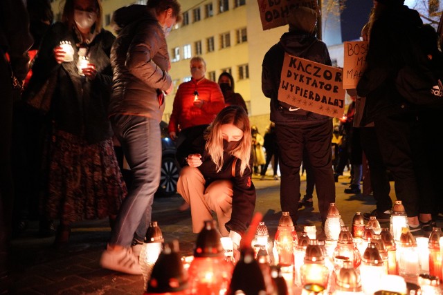 Na ulicy Młyńskiej we wtorek, 27 października wieczorem było ludno i jasno. Wszystko przez akcje protestujących przeciwko zakazowi aborcji, którzy zapalili kilkadziesiąt zniczy przed siedzibą PiS. Zobacz więcej zdjęć ---->