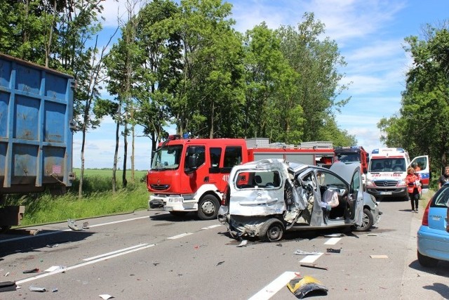 Wypadek w Pilikach. W zderzeniu trzech pojazdów rannych zostało sześć osób.