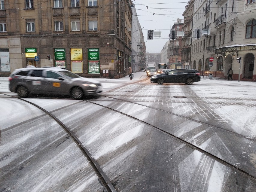 Atak zimy we Wrocławiu. Miasto stanęło w korku (ZDJĘCIA)