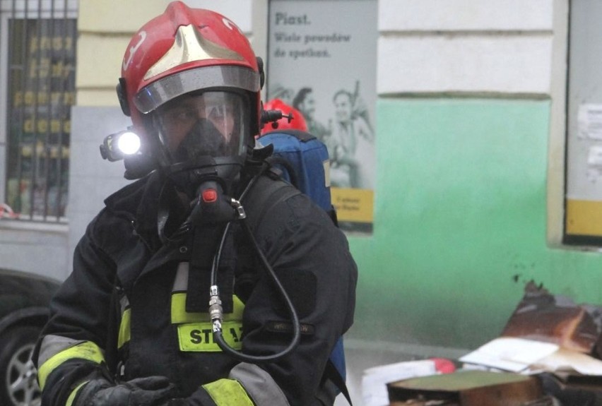 Do gaszeniu pożaru w Mostkach wysłano 5 zastępów strażaków.