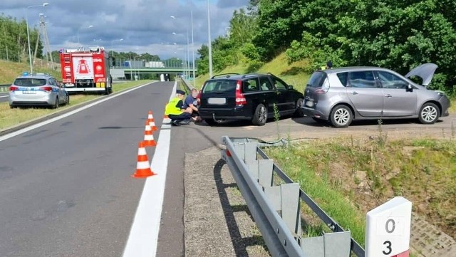 Zjazd z S3, na DK 24, czyli starą E-3. Widoczność doskonała, tak samo oznakowanie. A jednak w środę po godz. 17 doszło do zderzenia dwóch aut. Kierowca renault’ wymusił pierwszeństwo i w efekcie doszło do kolizji, w której ucierpiało także volvo. – Na szczęście nikomu z uczestników zdarzenia nic poważnego się nie stało – mówi prezes OSP w Skwierzynie Michał Kowalewski. - Niestety oba pojazdy będą musiały odwiedzić warsztaty samochodowe, a ich kierujący, wyłuskać nieco gotówki na ich naprawy.Na bardzo ciekawy aspekt tego zdarzenia zwraca uwagę rzecznik prasowy międzyrzeckiej policji Mateusz Maksimczyk. - Słoneczna pogoda wcale nie sprzyja bezpiecznej jeździe! Kierowcy są mniej czujni i o dramat nie trudno – mówi M. Maksimczyk. – Przy okazji informuję, że dziś (czwartek, 8 lipca) prowadzimy działania pod kątem przekraczania przez kierowców prędkości. Czytaj także: Korytarz życia na drodze. Jak go utworzyć? Wystarczy przestrzegać kilku zasad!Wideo: Jak się zachować, kiedy jesteśmy świadkami wypadku?źródło: Dzień Dobry TVN/x-news