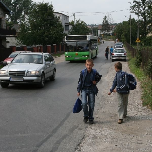 - Na ulicy Szybowcowej, którą przechodzą dzieci ze Szkoły Podstawowej numer 4 w Kielcach brakuje chodników.  