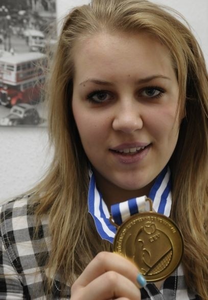 Pola z dumą prezentuje złoty medal mistrzostw Europy wywalczony w Czarnogórze.