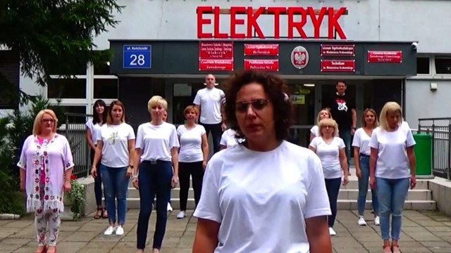 Ekipa nowosolskiego "Elektryka" ćwiczy dla ucznia.