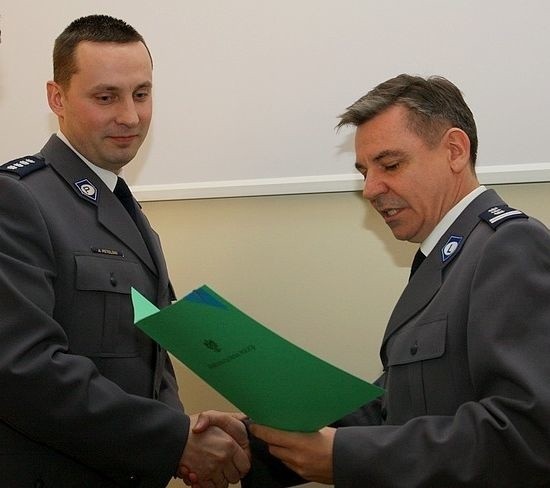 Nadkomisarz Adam Petelski (z lewej) został zastępcą komendanta wojewódzkiego policji w Białymstoku