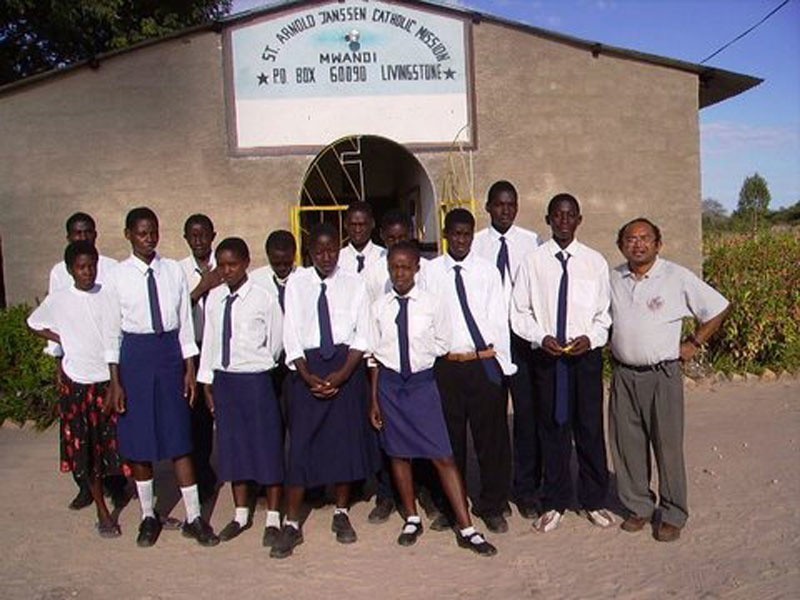 Gimnazjum pomaga dzieciom z Afryki...