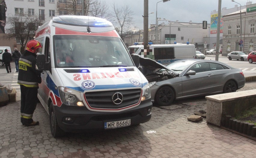 Wypadek w centrum Radomia. Mercedes staranował betonowe...