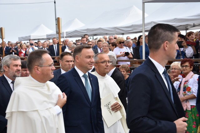 Prezydent Andrzej Duda na Jasnej Górze jest głównym gościem Dożynek Jasnogórskich. W Częstochowie rolnicy z całej Polski dziękowali za tegoroczne plony. W Dożynkach Jasnogórskich wzięło udział kilkanaście tysięcy ludzi.  - Nikt nie może nam dyktować co nam wolno, a czego nie wolno. My sami decydujemy co jest sprawiedliwe, co nie, co wymaga zmiany, a co może pozostać - powiedział Andrzej Duda.