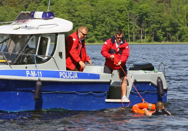 Funkcjonariusze podjęli żeglarza z wody, umieścili go na pokładzie policyjnej łodzi i użyczyli mu ubrań, z uwagi na fakt, że był mocno wyziębiony.