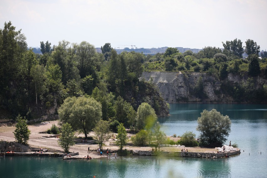 Zakrzówek. Mieszkańcy plażują i kąpią się na dużym akwenie