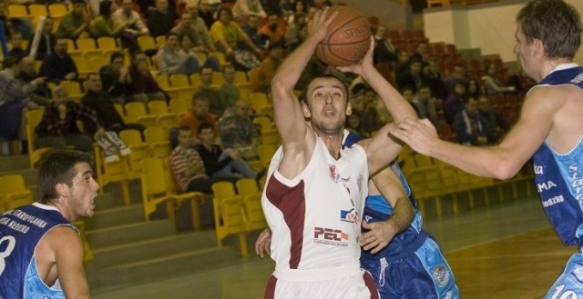 W poprzednim sezonie w meczu Spójni z Nysą w Stargardzie nie do zatrzymania dla gości był Kamil Piechucki (z piłką), który rzucił 30 punktów.