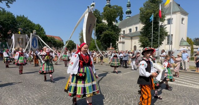Bajecznie kolorowa procesja Bożego Ciała w Łowiczu jest jedną z najbardziej uroczystych w Polsce. Więcej na kolejnych zdjęciach