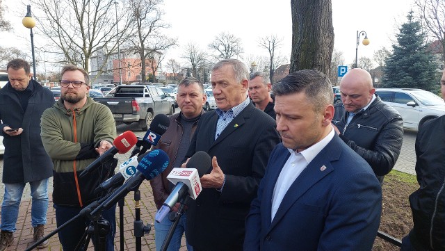 Po godzinie 13.00 przed Urzędem Miejskim w Słubicach rolnicy oraz burmistrz M. Olejniczak powiedzieli dziennikarzom o swoich ustaleniach.