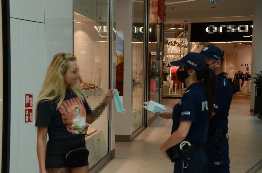 Gdańscy policjanci prowadzą kontrole m.in w sklepach i...