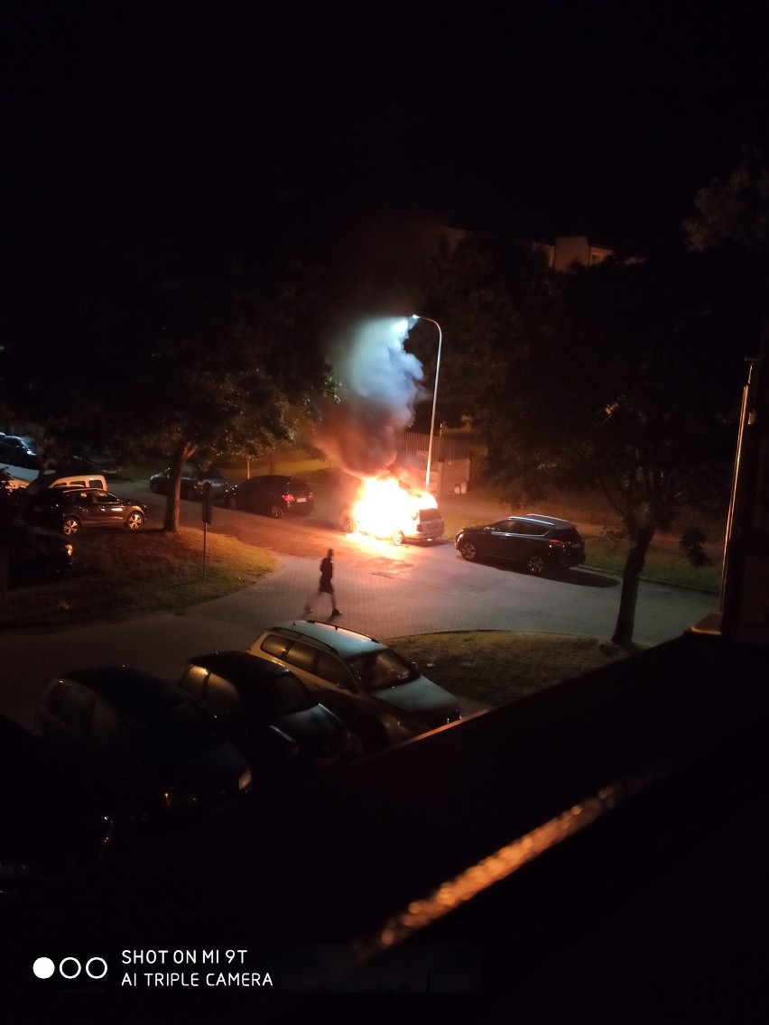 Spłonął samochód na ulicy Hubalczyków w Słupsku [ZDJĘCIA]