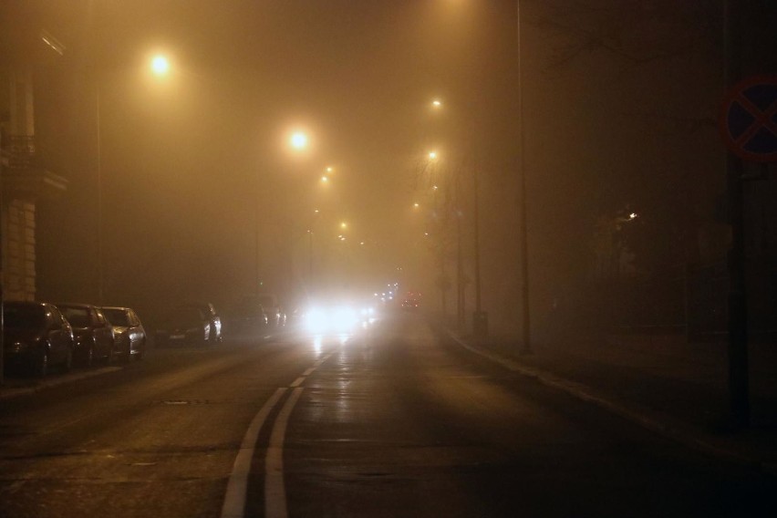 W województwie lubelskim jest mglisto. IMGW wydał ostrzeżenie. Lepiej uważać na drogach