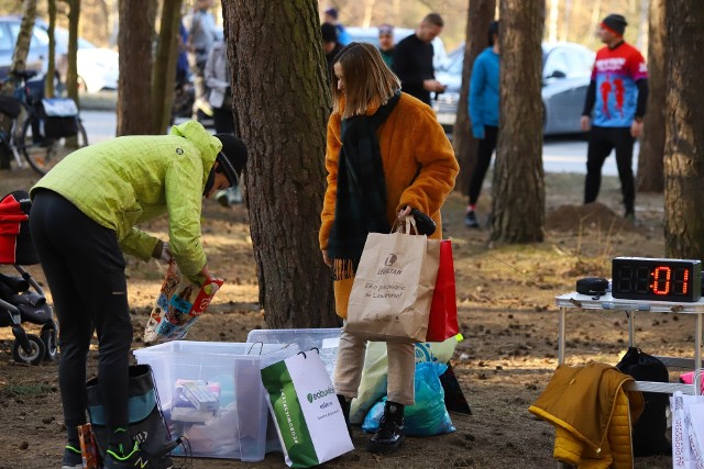 Parkrun Toruń 285. W sobotę biegacze tradycyjnie spotkali się w lesie na Skarpie. Dopisała pogoda, a dodatkowo zorganizowano zbiórkę rzeczy dla uchodźców z Ukrainy. Tak wyglądał kolejny Parkrun Toruń >>>Na następnych zdjęciach kolejne informacje. Aby przejść do galerii, przesuń zdjęcie gestem lub naciśnij strzałkę w prawo.