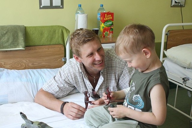 Andrzej Nejman spotkał się z pacjentami oddziału onkologiczno &#8211; hematologicznego, a trzyletni Radek zrobił sobie z nim zdjęcie i pokazał chorego dinozaura.