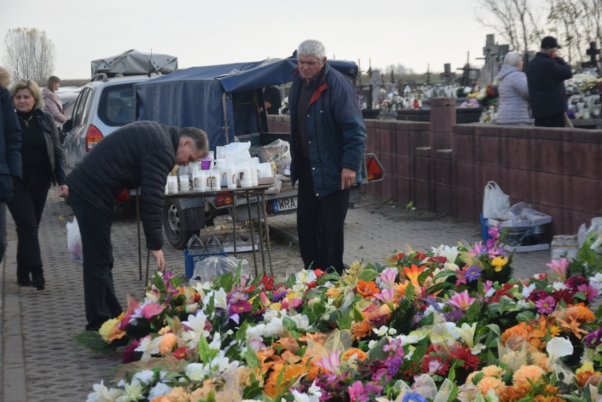 Mieszkańcy odwiedzają groby bliskich na cmentarzu w Odechowie, w gminie Skaryszew. Zobaczcie zdjęcia