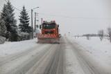 Sytuacja na opolskich drogach. Intensywne opady śniegu powodują utrudnienia. Kierowcy muszą bardzo uważać