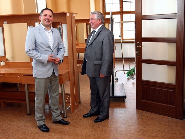Garderoby i pokoje gościnne po raz ostatni przed przebudową oglądali wicemarszałek Wojciech Drożdż (z lewej) i prezes firmy Wrobis SA Tadeusz Chodorowski.