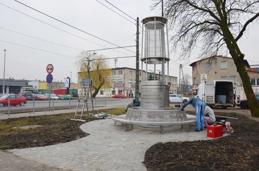 Lampa górnicza już stoi na rondzie w Sosnowcu-Niwce [ZDJĘCIA]