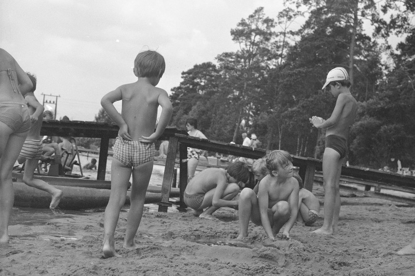 Rekreacja nad Jeziorem Sielpia. Na zdjęciu: dzieci na plaży....