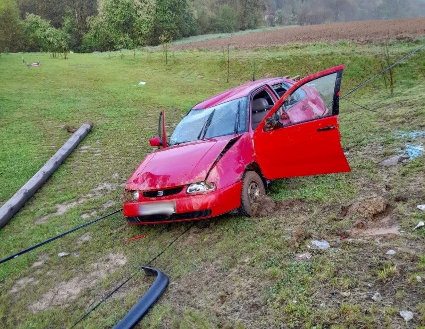 Jasienna. Zderzyły się dwa samochody marki seat cordoba i daewoo lanos. Dwie osoby zostały zabrane do szpitala. Zdjęcia