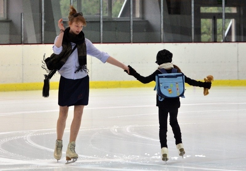 Uczniowie SP 46 tańczyli na lodzie. Lekcja przyrody i muzyki w Bombonierce