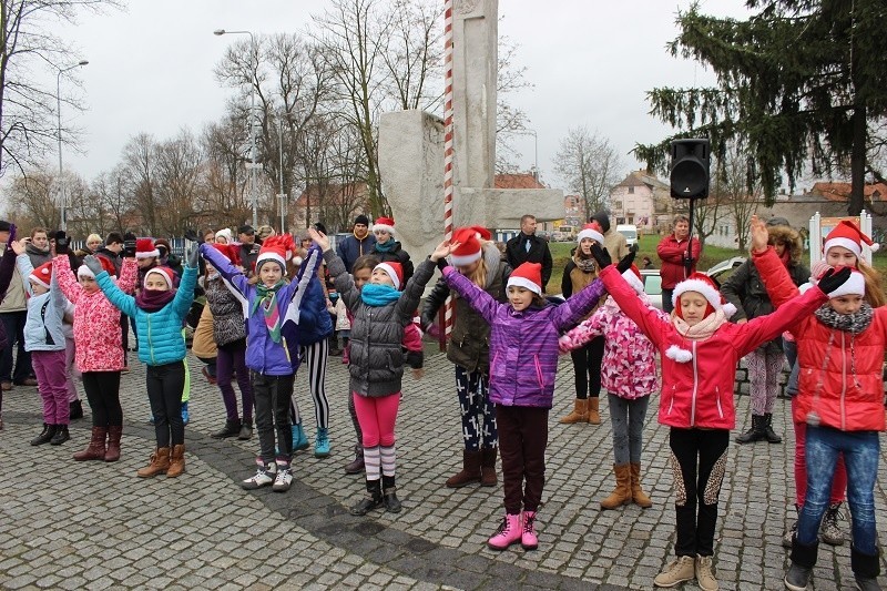 Trans zaprezentował dwie świąteczne choreografie.