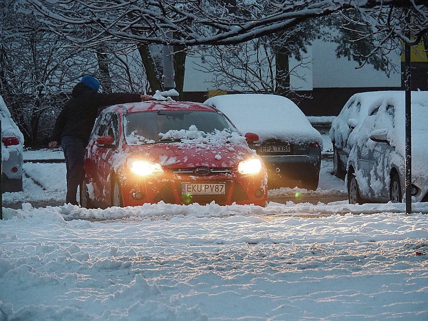 Łódź zasypana śniegiem. Warstwa białego puchu pokryła ulice, drzewa, dachy i chodniki ZDJĘCIA