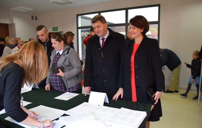 Wybory samorządowe 2018. Mieszkańcy Oświęcimia licznie ruszyli do urn. Głosował też Janusz Chwierut [ZDJĘCIA]