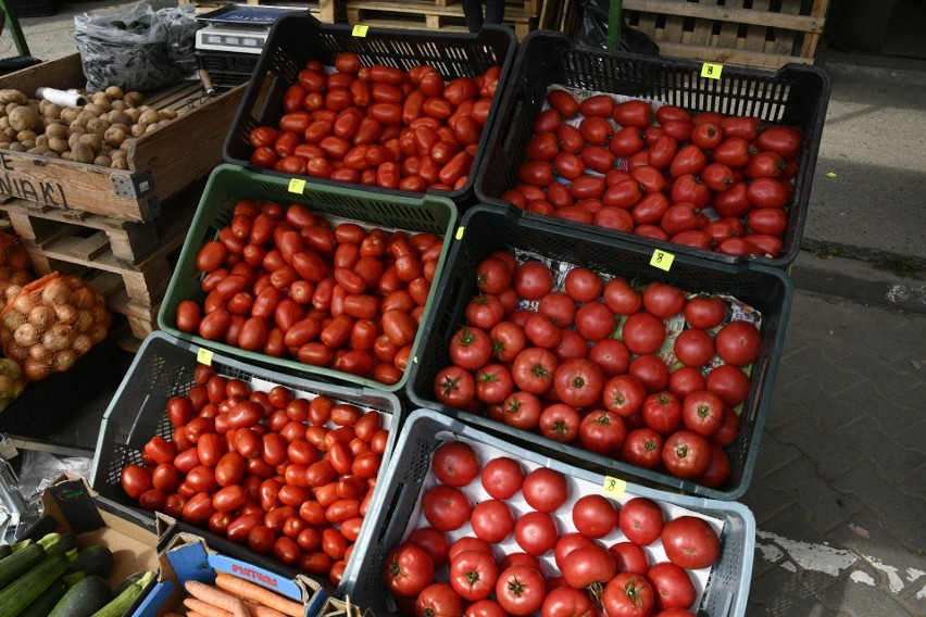 Różne odmiany pomidorów, ceny od 7 do 8 złotych za kilogram.