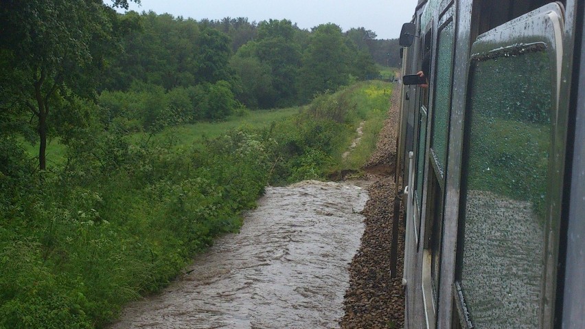 Alarm powodziowy w Głownie. Woda zalała pociąg! [ZDJĘCIA]