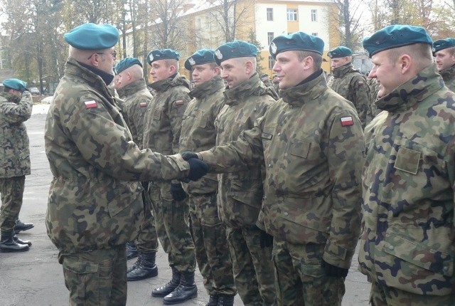 Pułkownik Adam Słodczyk, dowóda 10. Opolskiej Brygady Logistycznej, przywitał w Opolu swoichnowych podkomendnych. Na stałe ci żołnierze będą jednak stacjonować w Krośnie Odrzańskim.