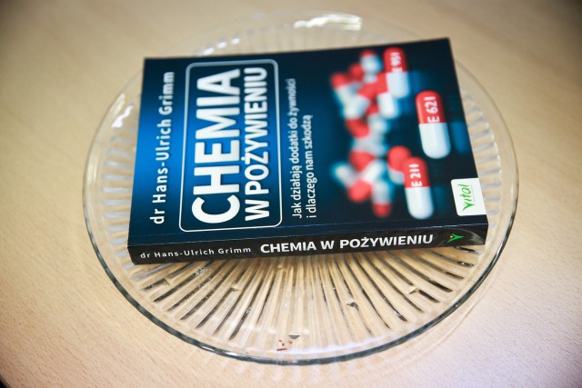 Dzięki tej publikacji poznasz powiązania chemicznych środków w jedzeniu z szybszym starzeniem się i chorobami układu krążenia