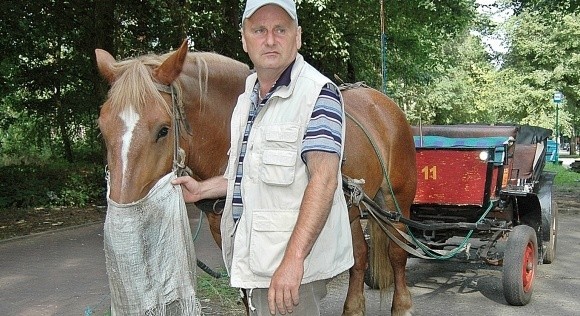 Bogusław Wiśniewski mówi, że najgorzej jest po południu. &#8211; W godzinach szczytu wszystkie miejsca dla dorożek są zajęte przez auta &#8211; dodaje.