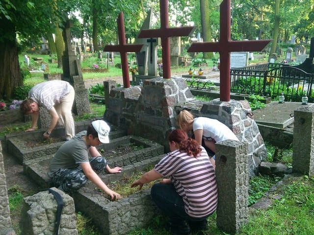 Współpracownicy Muzeum Historyczno-Wojskowego w Toruniu opiekują się grobem lotników już od dwóch lat