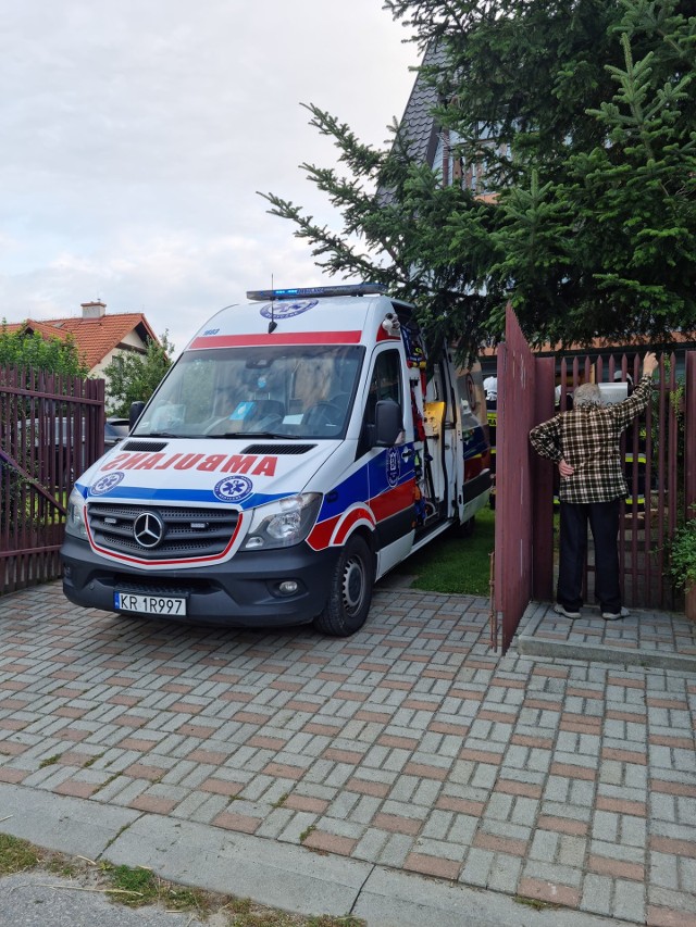 Wypadek w Przybysławicach, kobieta została przygnieciona przez auto na własnym podwórku