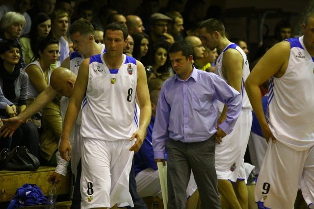 Doświadczony zawodnik Pogoni Grzegorz Jankowski (z lewej) i trener prudnickiej drużyny Tomasz Michalak.