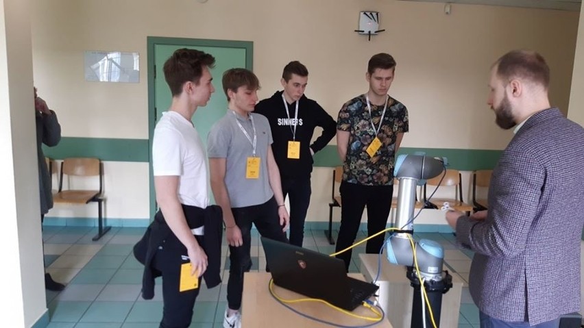 Uczniowie słupskich szkół rywalizowali w Quadrathlonie informatycznym (zdjęcia)