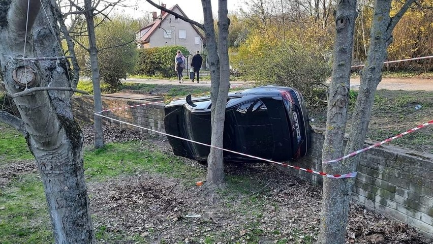 Jak do tego doszło nie wiem... Kierowca Mercedesa zapomniał zaciągnąć hamulec?...