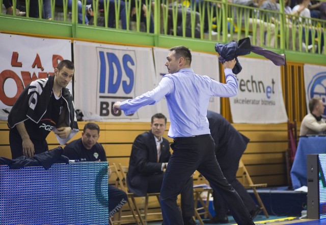 Bardzo mocno zdenerwowany Miodrag Rajković trener Turowa Zgorzelec pod koniec meczu cisnął ze złości marynarką w kąt.