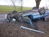 Wypadek w Skórzewie: Mitsubishi uderzyło w drzewo i dachowało [ZDJĘCIA]
